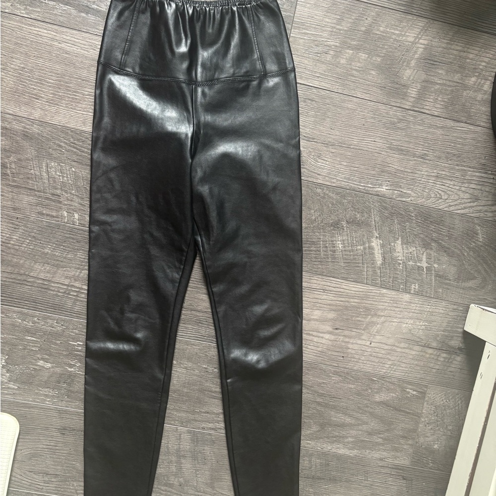 *Aritzia*
Wilfred Free Faux Leather Pants